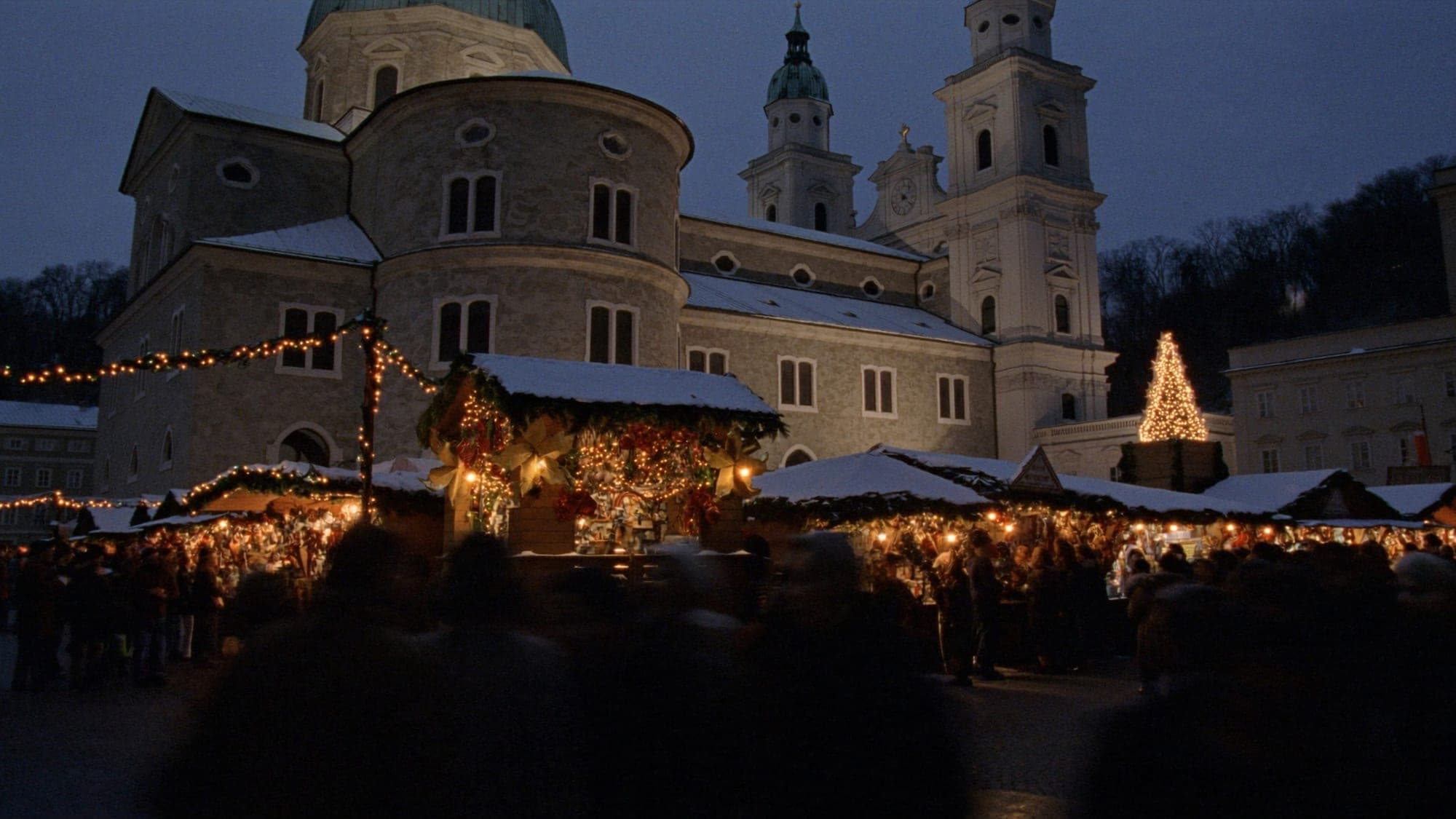 Christkindlmarkt auf dem Domplatz vor dem Salzburger Dom in der Winterdämmerung
