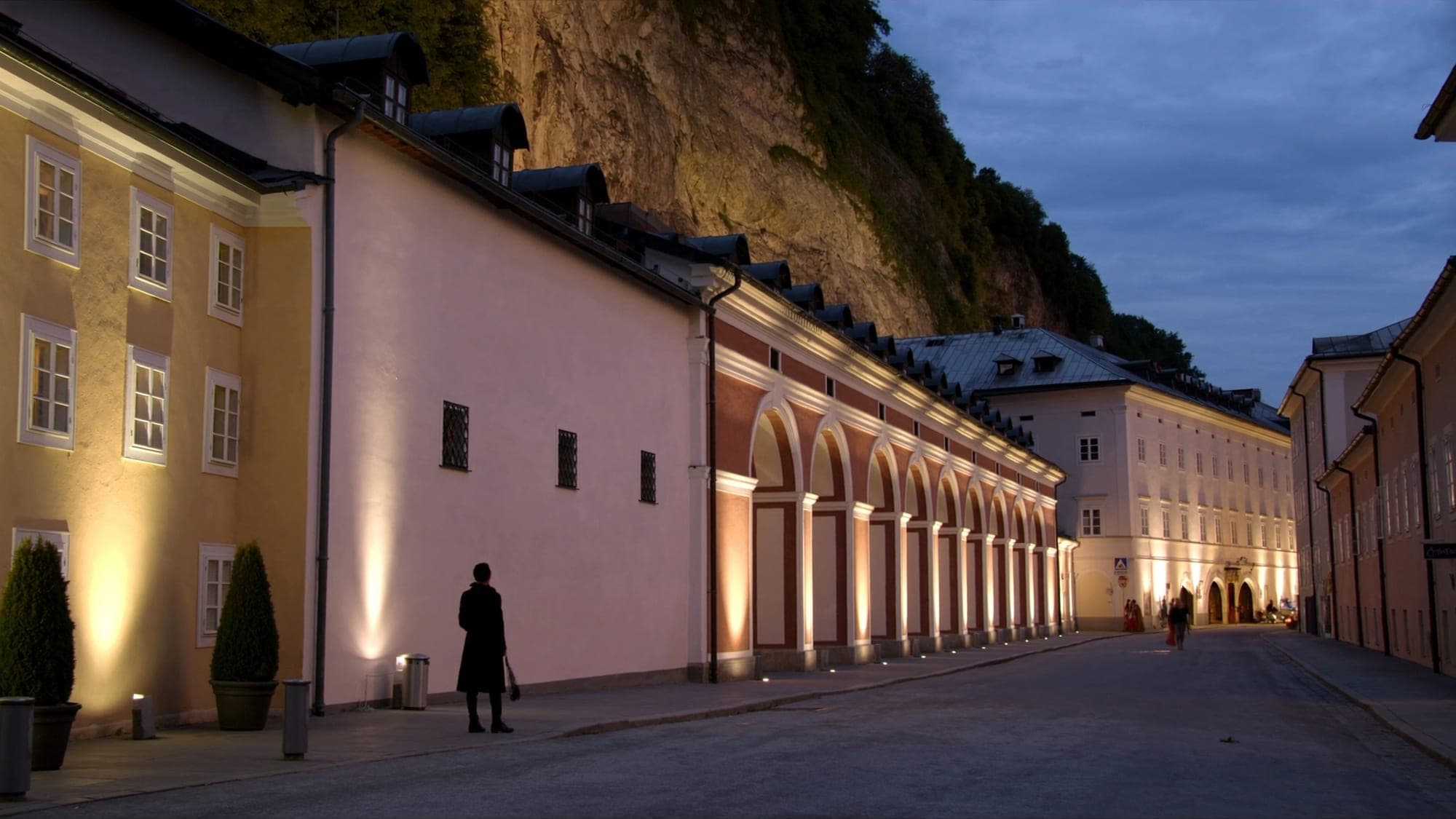 Festspielbezirk an der Hofstallgasse mit Mönchsbergfelsen an einem Sommerabend