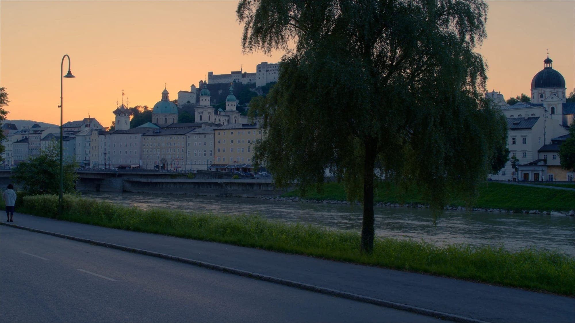 Salzburger Altstadt mit Festung Hohensalzburg und Salzach in der Abenddämmerung
