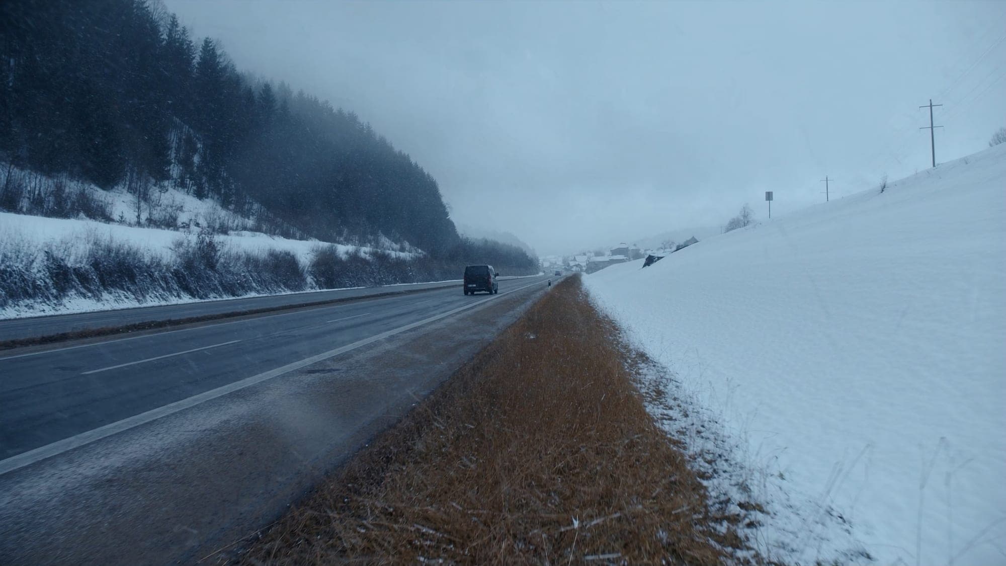 Verschneite Hügel neben der A1 bei Mondsee im Winter