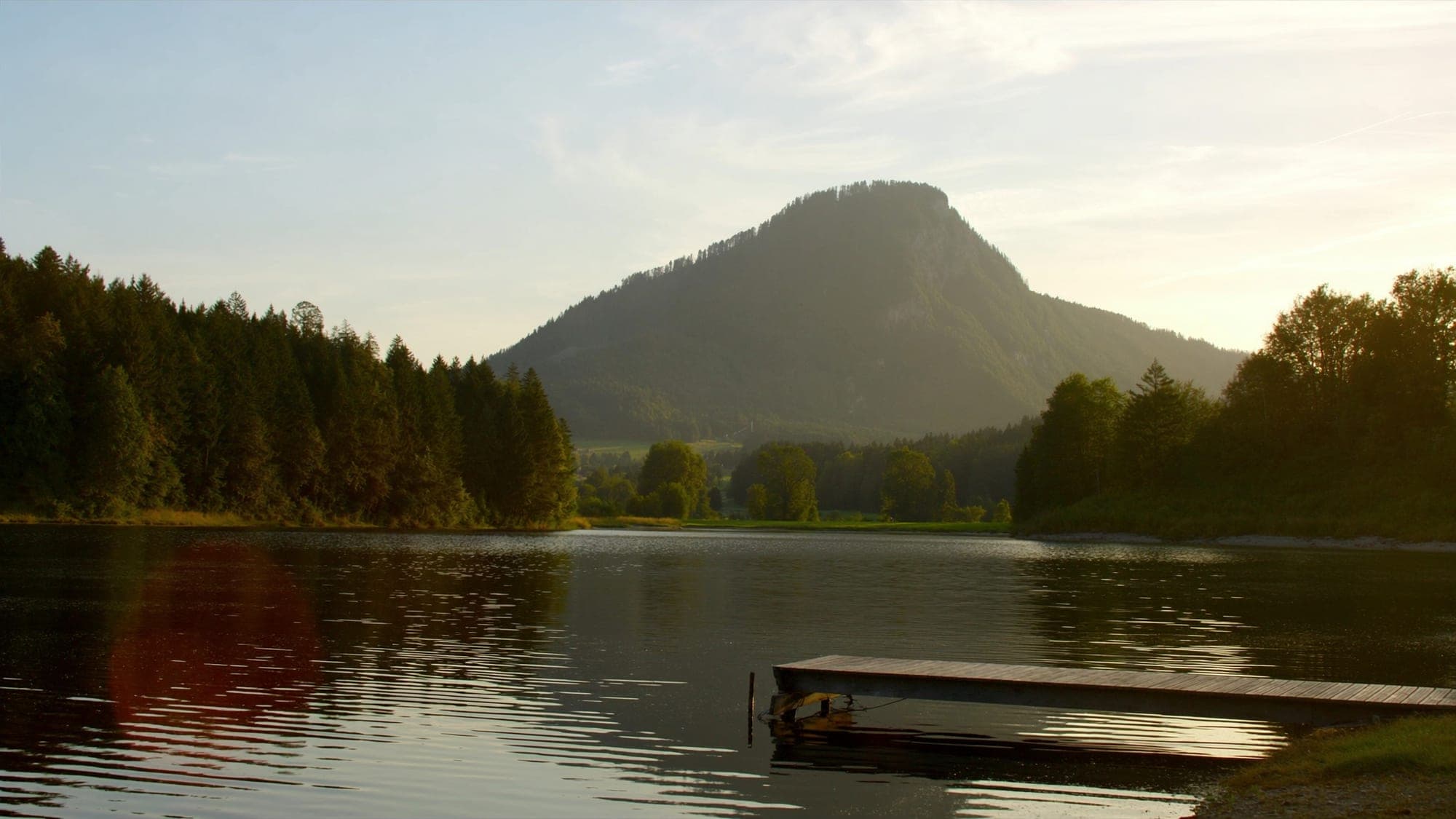 Mondsee am Sommerabend, Blick über das Wasser auf die Drachenwand