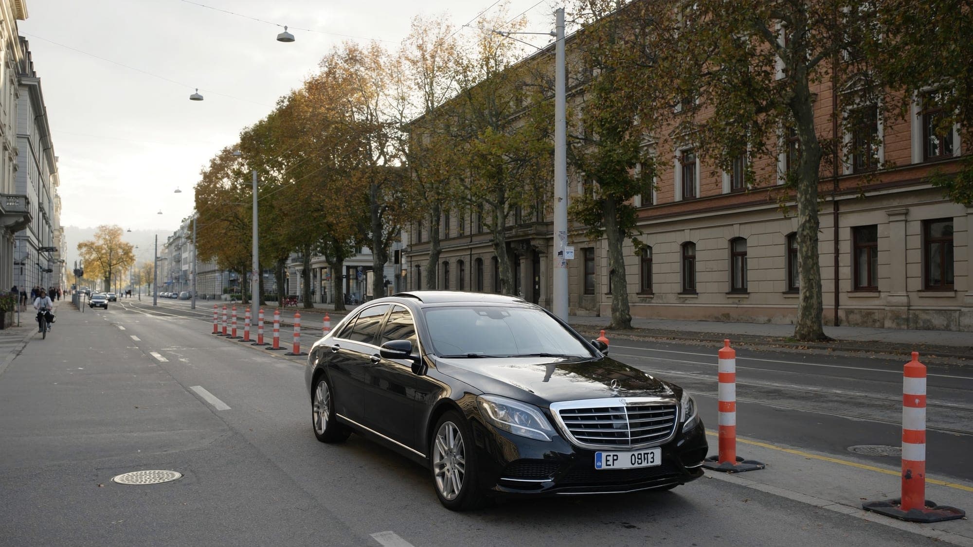 Mercedes-Limousine am frühen Morgen an der Zürcher Bahnhofstraße